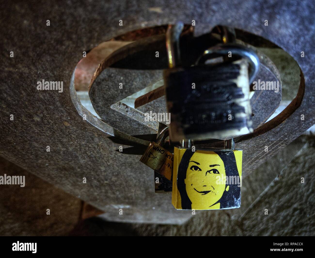 Februar 21, 2019 - Valletta, Malta - das Bild der ermordeten Journalistin Daphne Caruana Galizia auf eine Sperre bei der Belagerung Memorial in Valletta, Malta. (Bild: © Sachelle Babbar/ZUMA Draht) Stockfoto