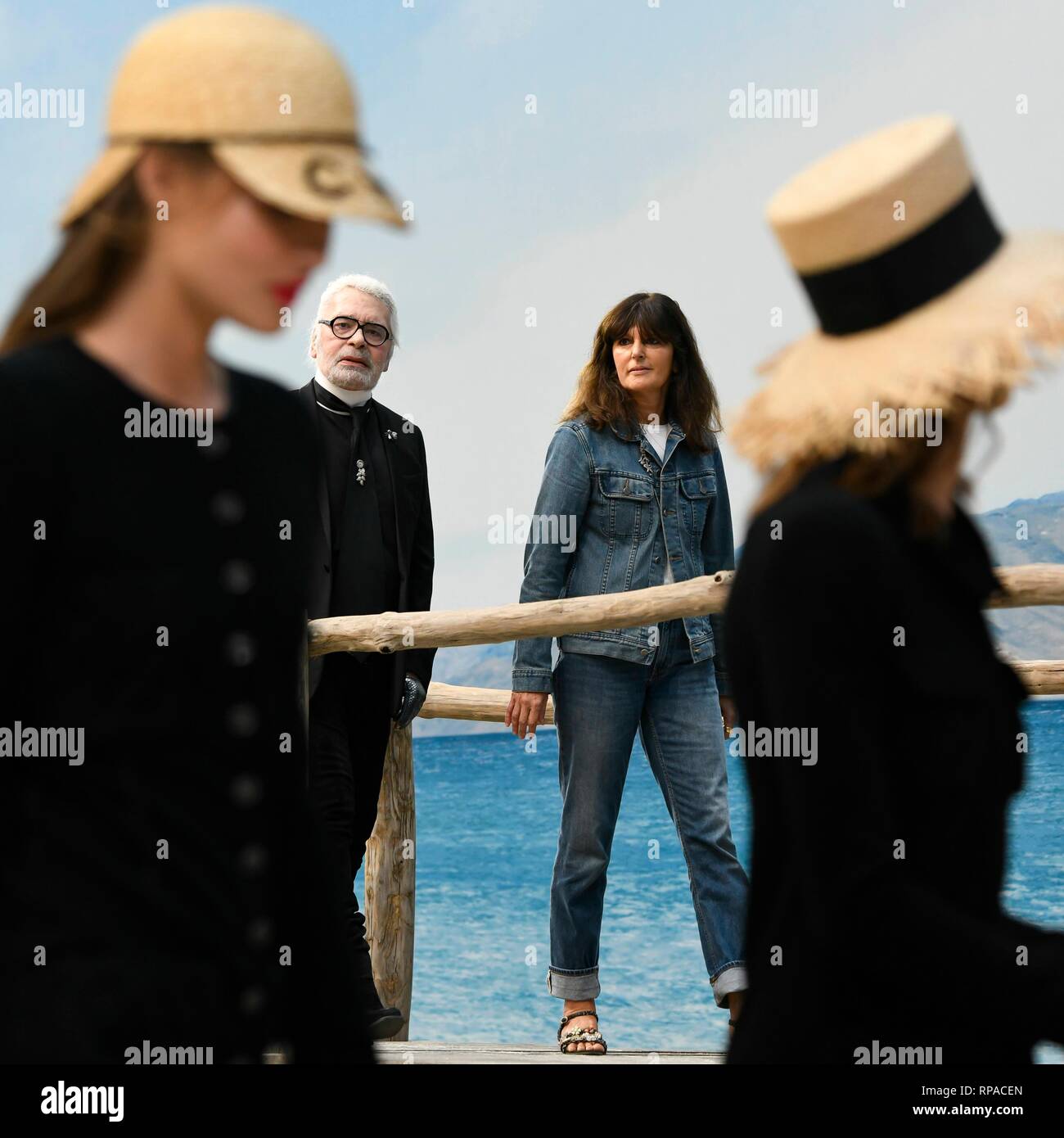 Karl Lagerfeld und Virginie Viard bei Chanel zeigen. Paris, Frankreich  02/10/2018 | Verwendung weltweit Stockfotografie - Alamy