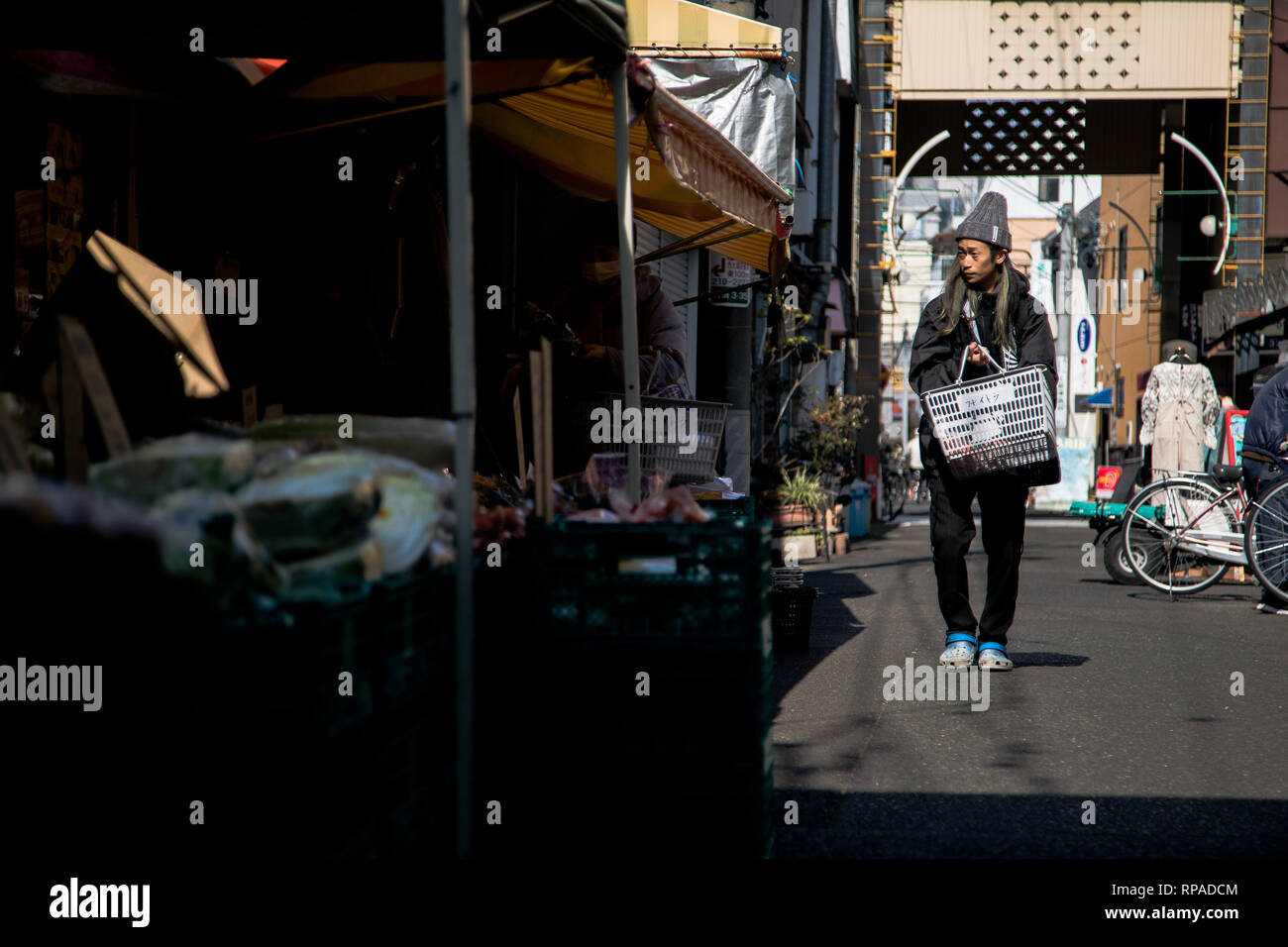 Ein Mann gesehen Shopping am lokalen Markt in Osu. Osu ist einer der bekanntesten touristischen Shopping Spots in Nagoya, Aichi, Japan. Die Osu Einkaufsviertel ist seit 400 Jahren als die kommerzielle Straßen in einem Gebietsschema mit einer Konzentration von buddhistischen Tempeln, und von Anfang an als Zentrum für traditionelle Unterhaltung und Kultur geblüht hat. Stockfoto