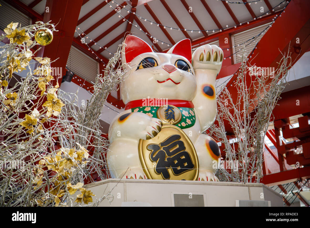 Eine glückliche Katze gesehen auf der Straße in der OSU. Osu ist einer der bekanntesten touristischen Shopping Spots in Nagoya, Aichi, Japan. Die Osu Einkaufsviertel ist seit 400 Jahren als die kommerzielle Straßen in einem Gebietsschema mit einer Konzentration von buddhistischen Tempeln, und von Anfang an als Zentrum für traditionelle Unterhaltung und Kultur geblüht hat. Stockfoto