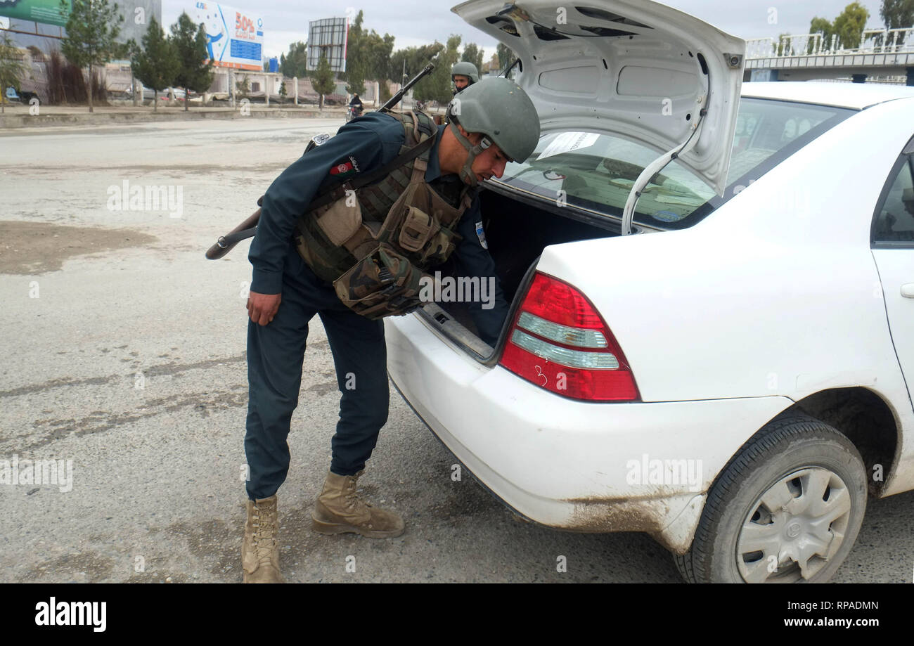 Kandahar, Afghanistan. 20 Feb, 2019. Ein afghanischer Polizist sucht ein Fahrzeug an ein Security Checkpoint auf dem Weg zur Panjwai Bezirk der Provinz Kandahar, Afghanistan, Jan. 20, 2019. Die afghanischen Sicherheitskräfte vier mutmassliche Taliban militants in der südlichen Provinz Kandahar festgehalten haben, in einem neuesten raid-gegen die Aufständischen, Behörden sagte Mittwoch. Credit: Sanaullah Seiam/Xinhua/Alamy leben Nachrichten Stockfoto