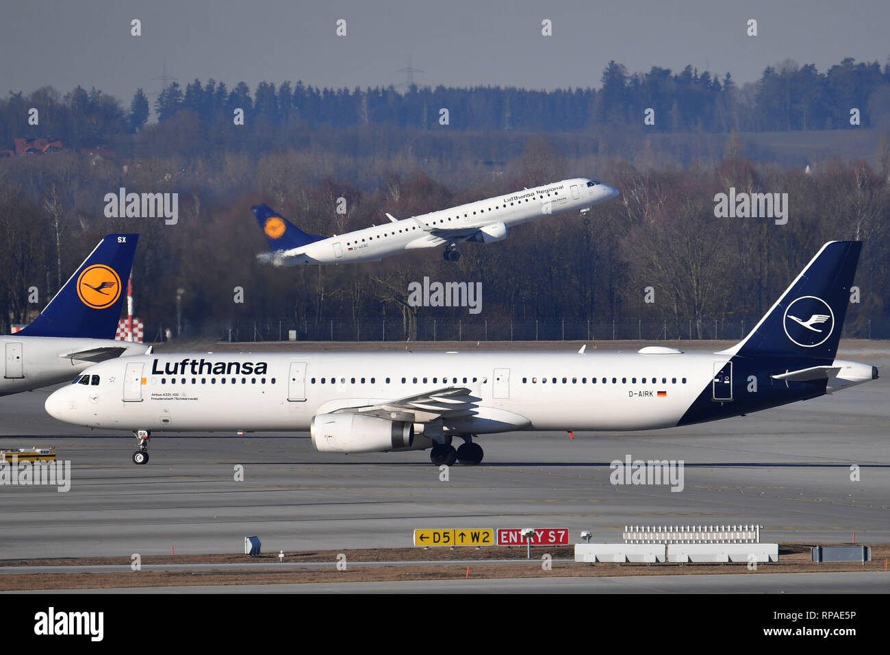 Munchen Deutschland 18 Feb 19 D Aebc Embraer Erj 195 Lr Lufthansa Regional Cityline Am Start Startet Startet Und Aufzuge D Airk Airbus A 321 131 Lufthansa Fliegen Vorbei Der Flugverkehr Fliegen Luftfahrt