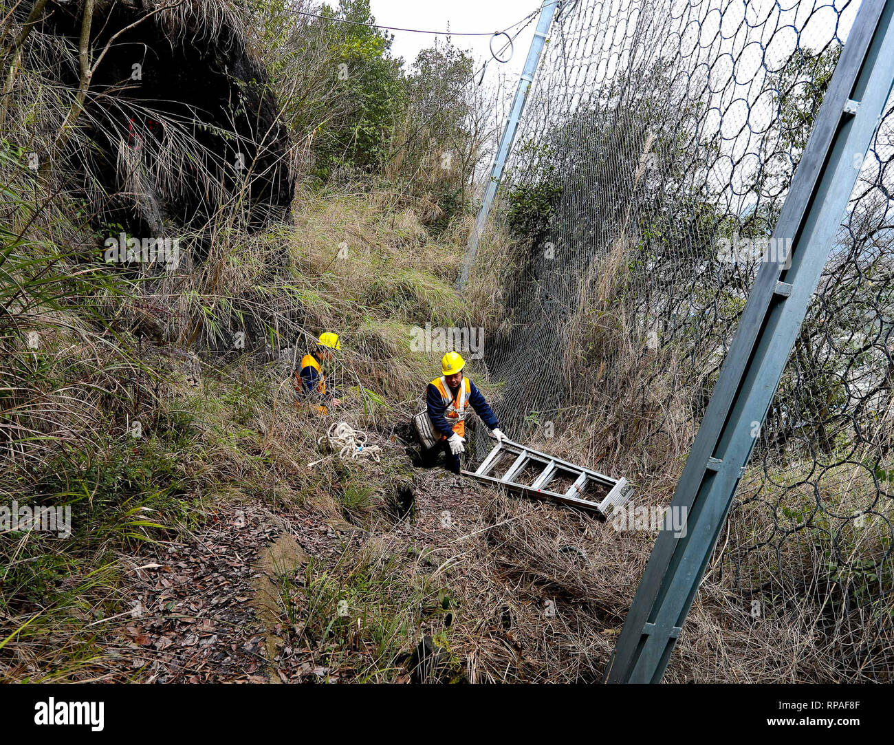 Guiyang. 21 Feb, 2019. Mitarbeiter aus Guiyang high-speed Railway Maintenance Abteilung gehen Sie in Richtung der Arbeitspunkt im Südwesten Chinas Provinz Guizhou, Feb 21, 2019. Hauptaufgabe der Abteilung ist zur Überprüfung der Einrichtungen an der Bahnstrecke für Hochgeschwindigkeitszüge Gewinde durch die Provinz Guizhou, wo karst Relief eine Gefahr für die Sicherheit stellt auf die vorbeifahrenden Züge, und reparieren Sie sie. Credit: Liu Xu/Xinhua/Alamy leben Nachrichten Stockfoto