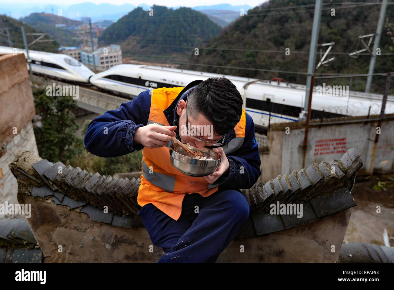 Guiyang. 21 Feb, 2019. Ein Mitarbeiter von Guiyang high-speed Railway Maintenance Division hat Mittagessen während der Pause im Südwesten Chinas Provinz Guizhou, Feb 21, 2019. Hauptaufgabe der Abteilung ist zur Überprüfung der Einrichtungen an der Bahnstrecke für Hochgeschwindigkeitszüge Gewinde durch die Provinz Guizhou, wo karst Relief eine Gefahr für die Sicherheit stellt auf die vorbeifahrenden Züge, und reparieren Sie sie. Credit: Liu Xu/Xinhua/Alamy leben Nachrichten Stockfoto