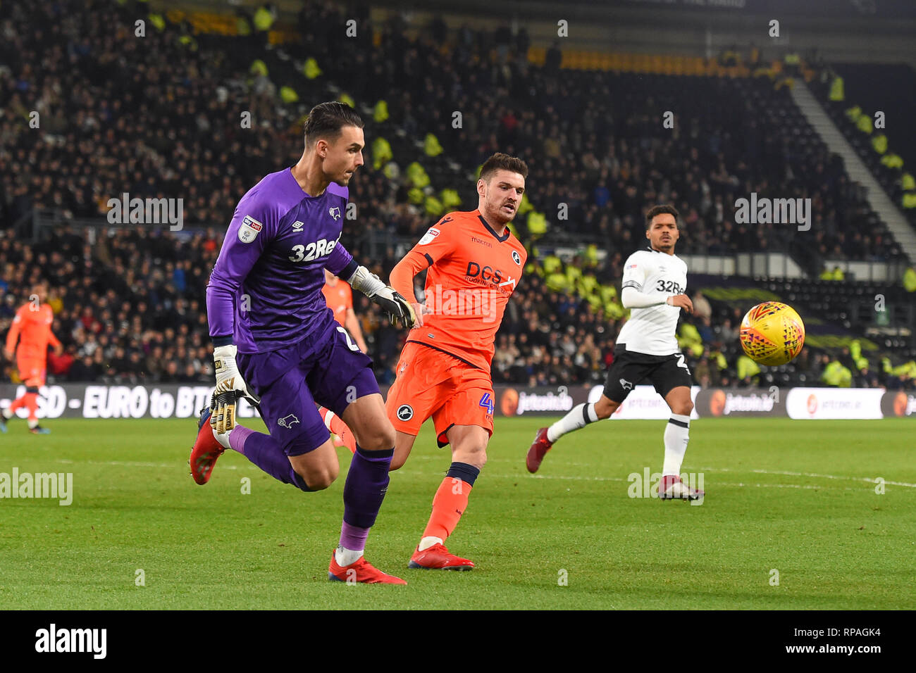 Derby, Derbyshire, UK. 20. Feb 2019. Millwall Mittelfeldspieler Ben Marshall (44) Kämpfe mit Derby County Torwart Kelle Roos (21) Während der Himmel Wette Championship Match zwischen Derby County und Millwall im Pride Park, Derby am Mittwoch, den 20. Februar 2019 (Credit: MI Nachrichten | Alamy) Credit: MI Nachrichten & Sport/Alamy leben Nachrichten Stockfoto