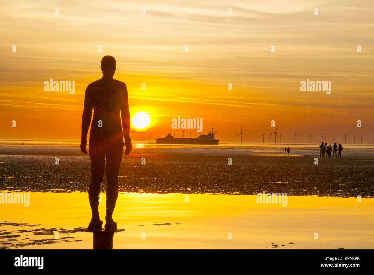 Statuen in Crosby, Merseyside. 21st. Februar 2019. Wetter in Großbritannien. Farbenprächtiger Sonnenuntergang über der Irischen See. Einer der wärmsten Februar-Tage seit langer Zeit, mit Temperaturen erwartet, dass bis zum Wochenende auf einen fast Rekord steigen. Stockfoto