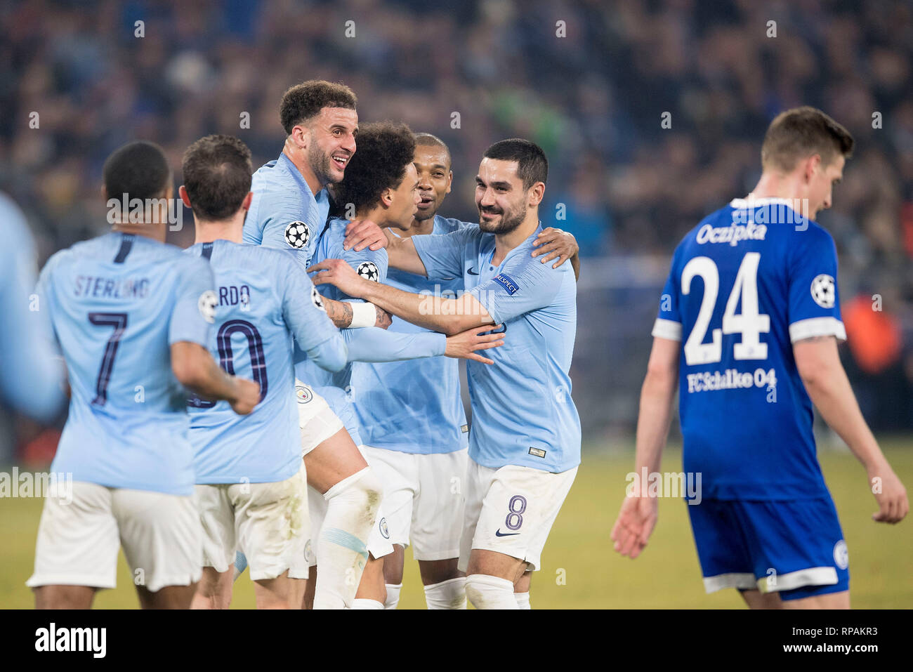 Gelsenkirchen, Deutschland. 20 Feb, 2019. Jubel ManCity für Torhüter Leroy SANE (ManCity) nach seinem Ziel, 2:2, mit nach rechts Kyle WALKER (ManCity), Leroy SANE (ManCity), FERNANDINHO (ManCity), Ilkay GUENDOGAN (Mancity), r Links. Bastian OCZIPKA (GE) enttäuscht. Fussball Champions League Achtelfinale Hinspiel, FC Schalke 04 (GE) - Manchester City (ManCity) 2:3, am 20/02/2019 in Gelsenkirchen. | Verwendung der weltweiten Kredit: dpa/Alamy leben Nachrichten Stockfoto