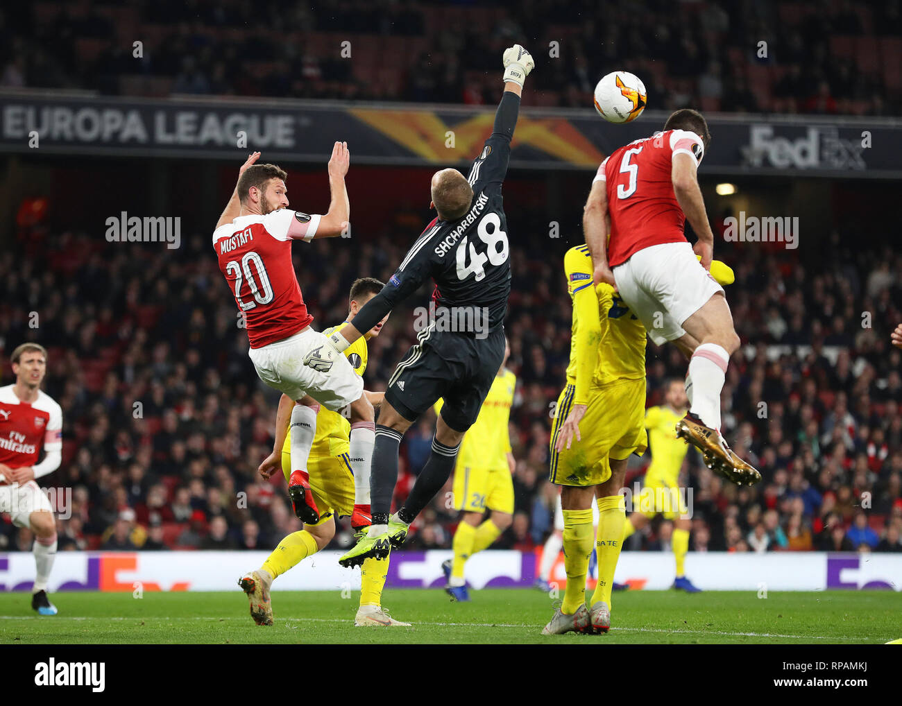 Emirates Stadium, London, UK. 21 Feb, 2019. UEFA Europa League Fußball, Arsenal gegen BATE Borisov; Sokratis Papastathopoulos von Arsenal gewinnt das Schneidwerk über keeper Scherbitski seine Seiten 3 Tor zu erzielen in der 60. Minute zu machen es 3-0 Credit: Aktion plus Sport/Alamy leben Nachrichten Stockfoto