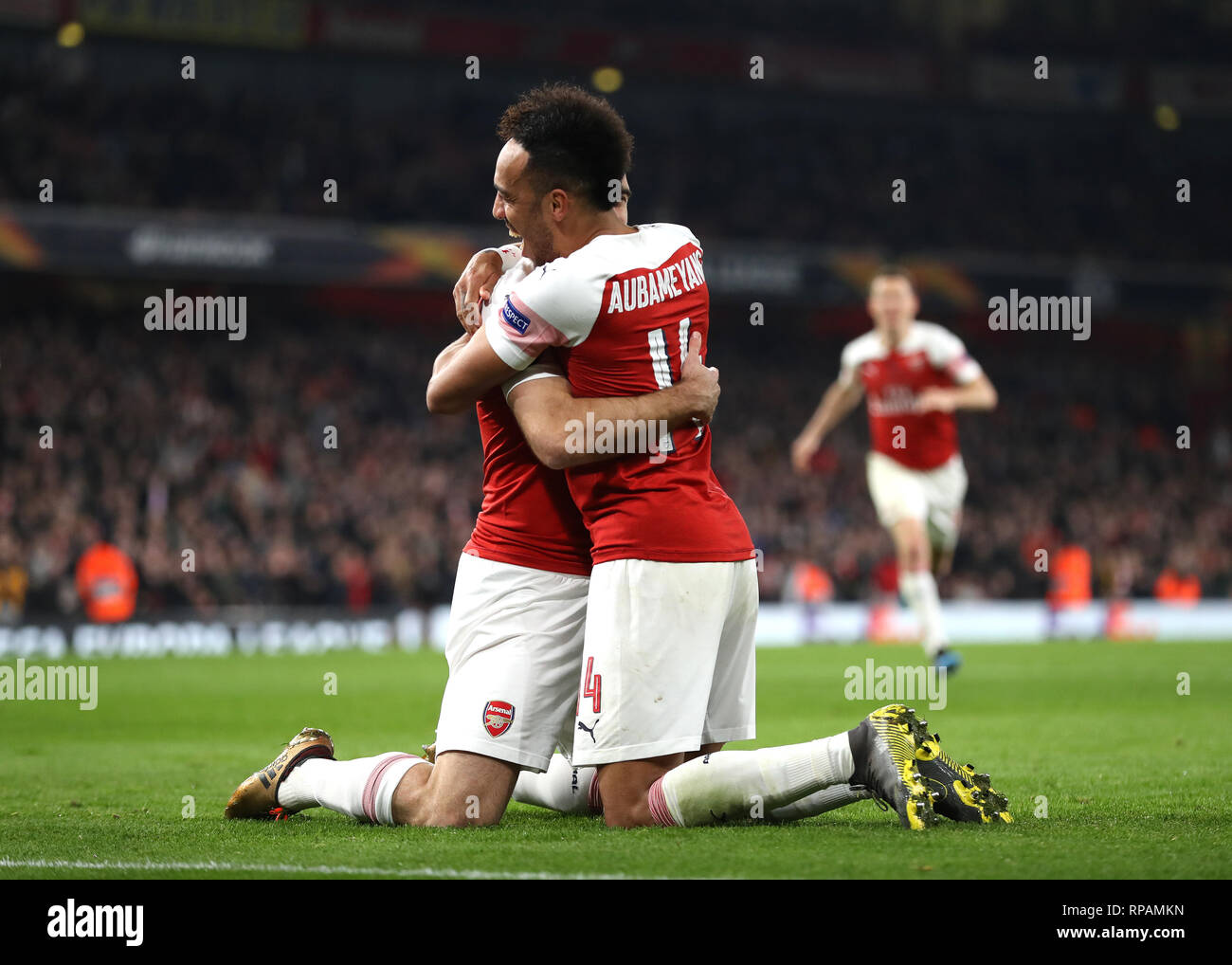 Emirates Stadium, London, UK. 21 Feb, 2019. UEFA Europa League Fußball, Arsenal gegen BATE Borisov; Sokratis Papastathopoulos von Arsenal feiert nach seinem Seiten 3. Ziel erzielte in der 60. Minute machen es 3-0 mit Pierre-Emerick Aubameyang Credit: Aktion plus Sport/Alamy leben Nachrichten Stockfoto