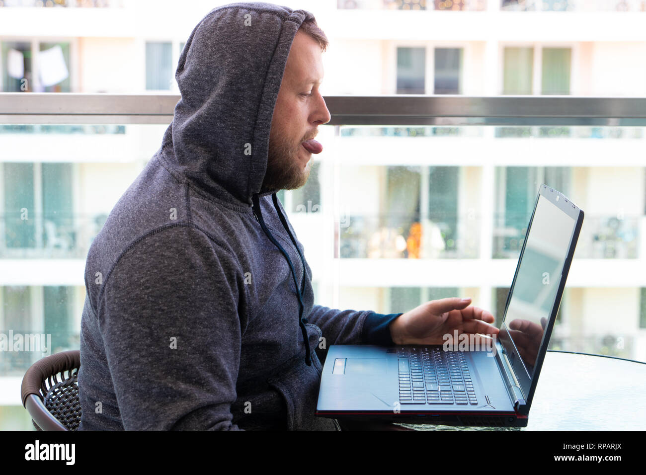 Cyberkriminalität, Hacking und Technologie Konzept - männliche hacker Code schreiben oder über Computer Virus Programm für Cyber Attack Stockfoto