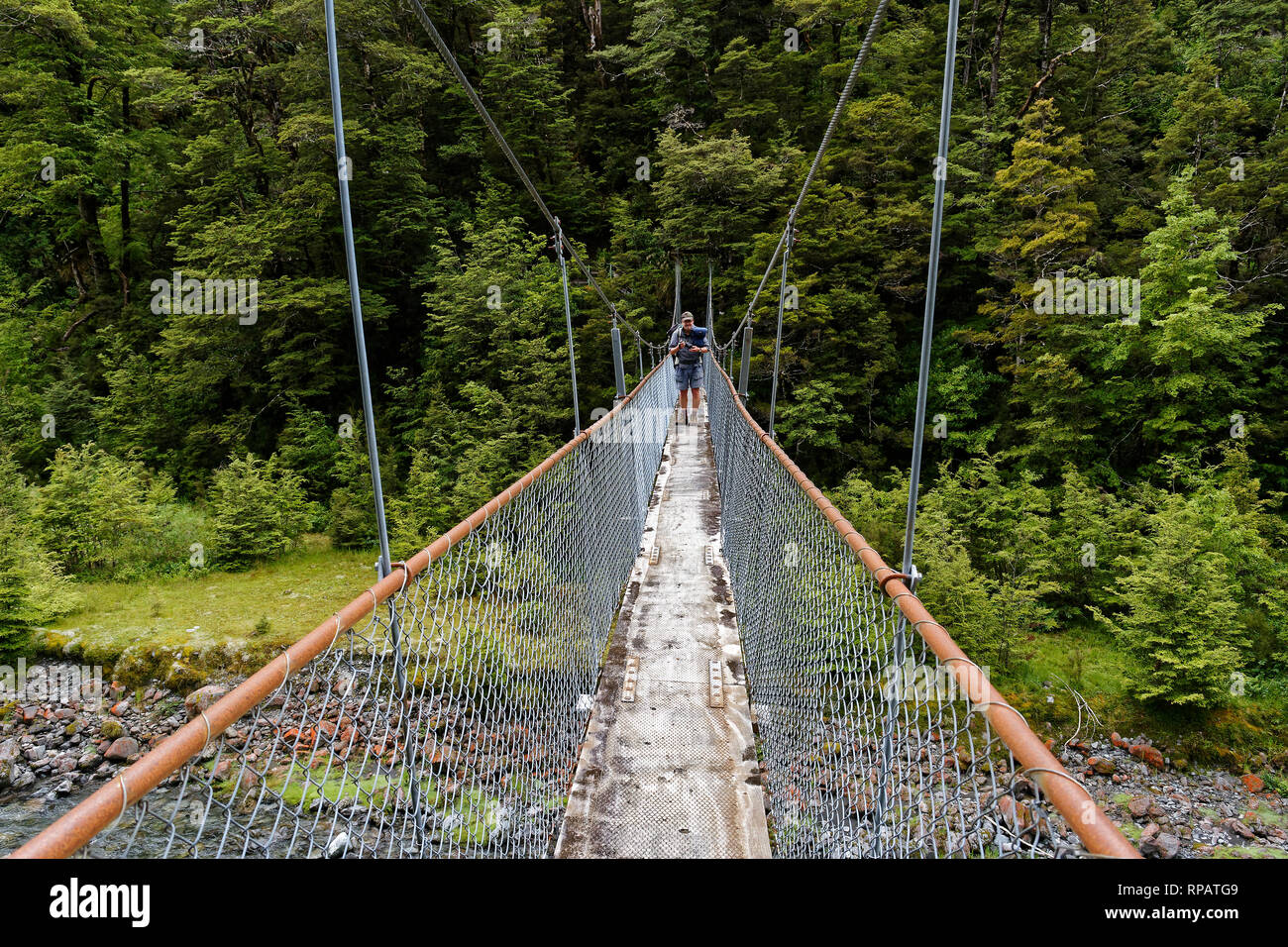 Eine typische wandern Brücke, einer gefederten schwingen Brücke über einen Fluss auf dem St James Walkway Stockfoto