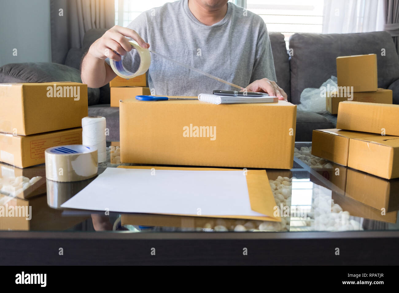 Online Shopping Paket Shopping Konzept Vorbereiten Junge Start Up Small Business Owner Verpackung Karton Fur Den Versand Von Kunden Stockfotografie Alamy