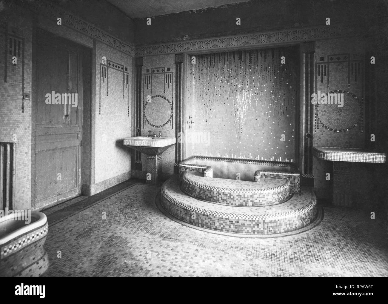 Badezimmer, Mosaiken, Limoges, Frankreich, 1910-1920 Stockfoto