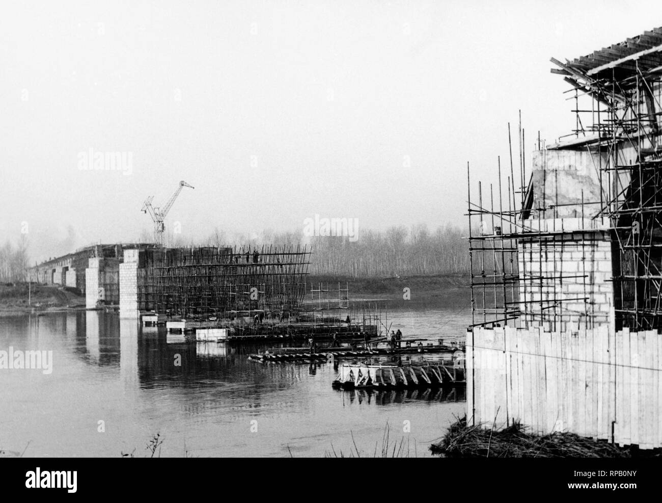 Bau einer Brücke über den Fluss Po, Piacenza, Italien 1958 Stockfoto