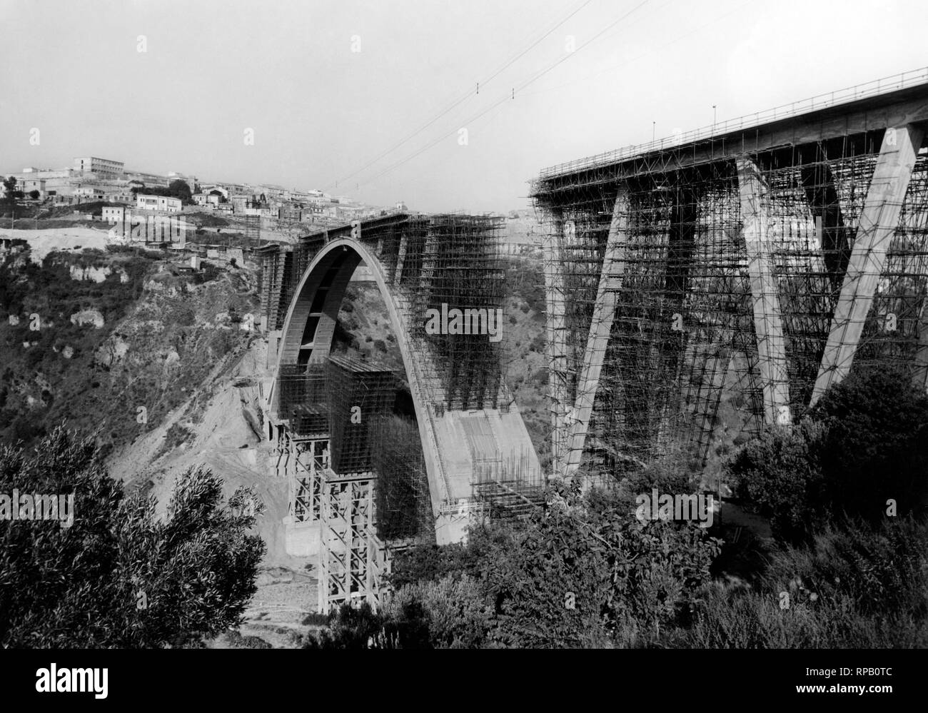 Brücke im Bau über die fiumarella Stream, Catanzaro, Kalabrien, Italien, 1962 Stockfoto