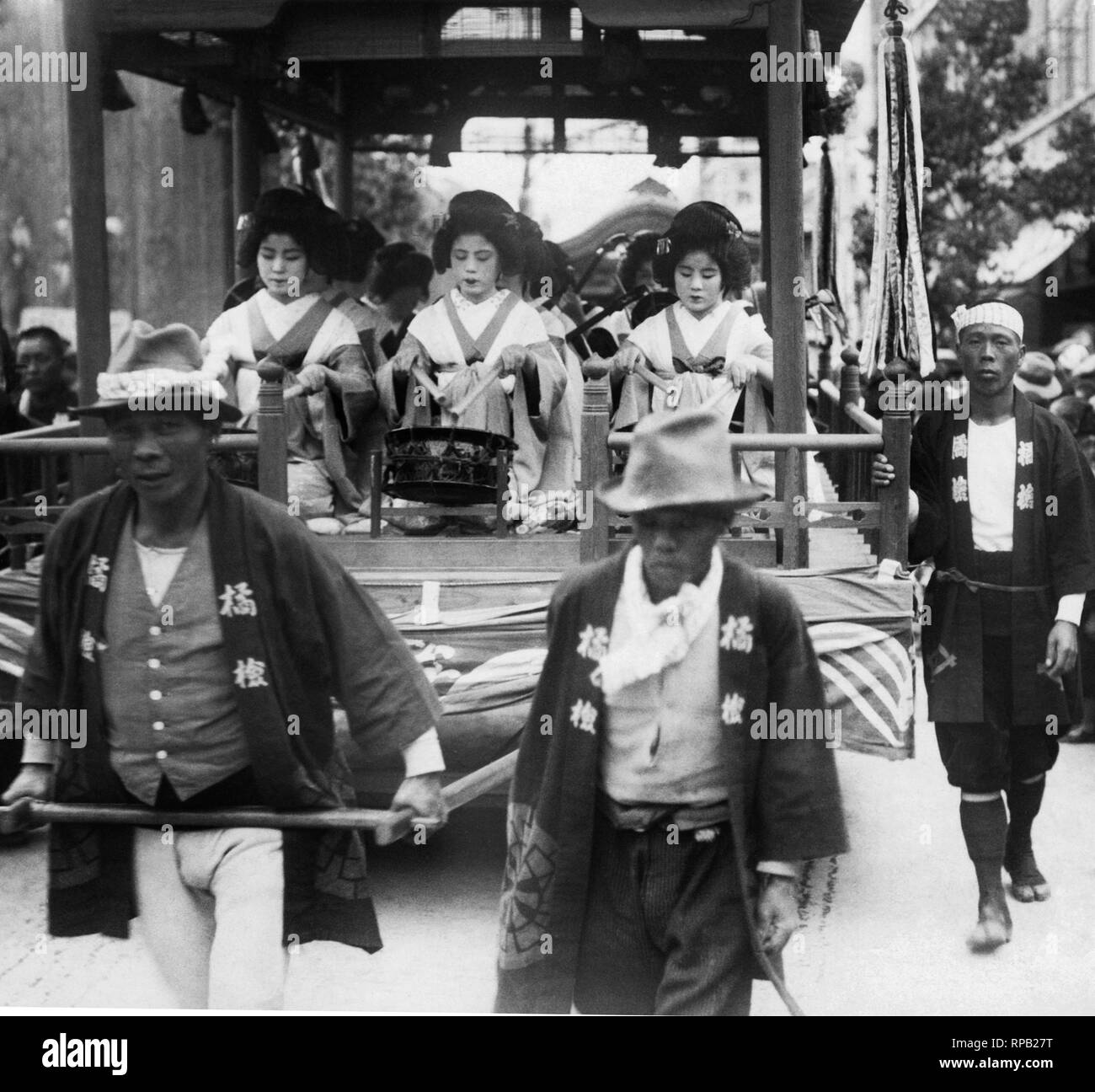 Japan, Kyoto, Prozession der Wagen von Geishas, 1920-30 Stockfoto