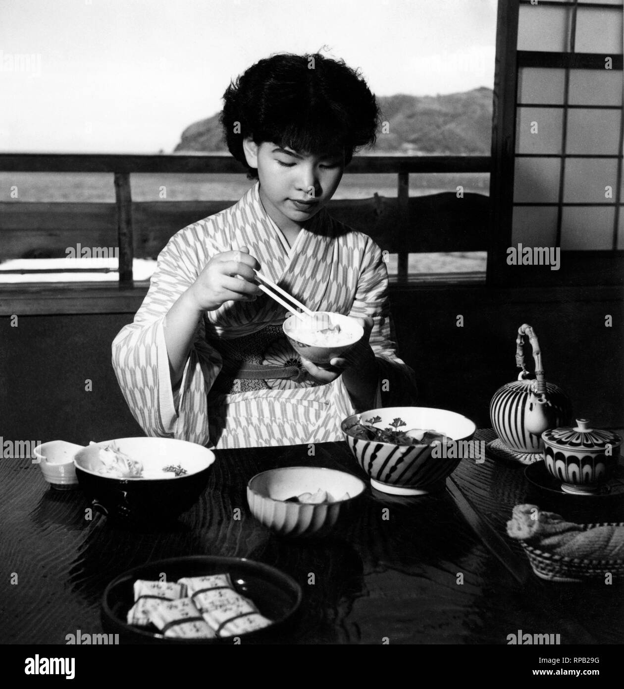 Japan, eine junge Frau verbraucht Ihre Mahlzeit, 1960 Stockfoto