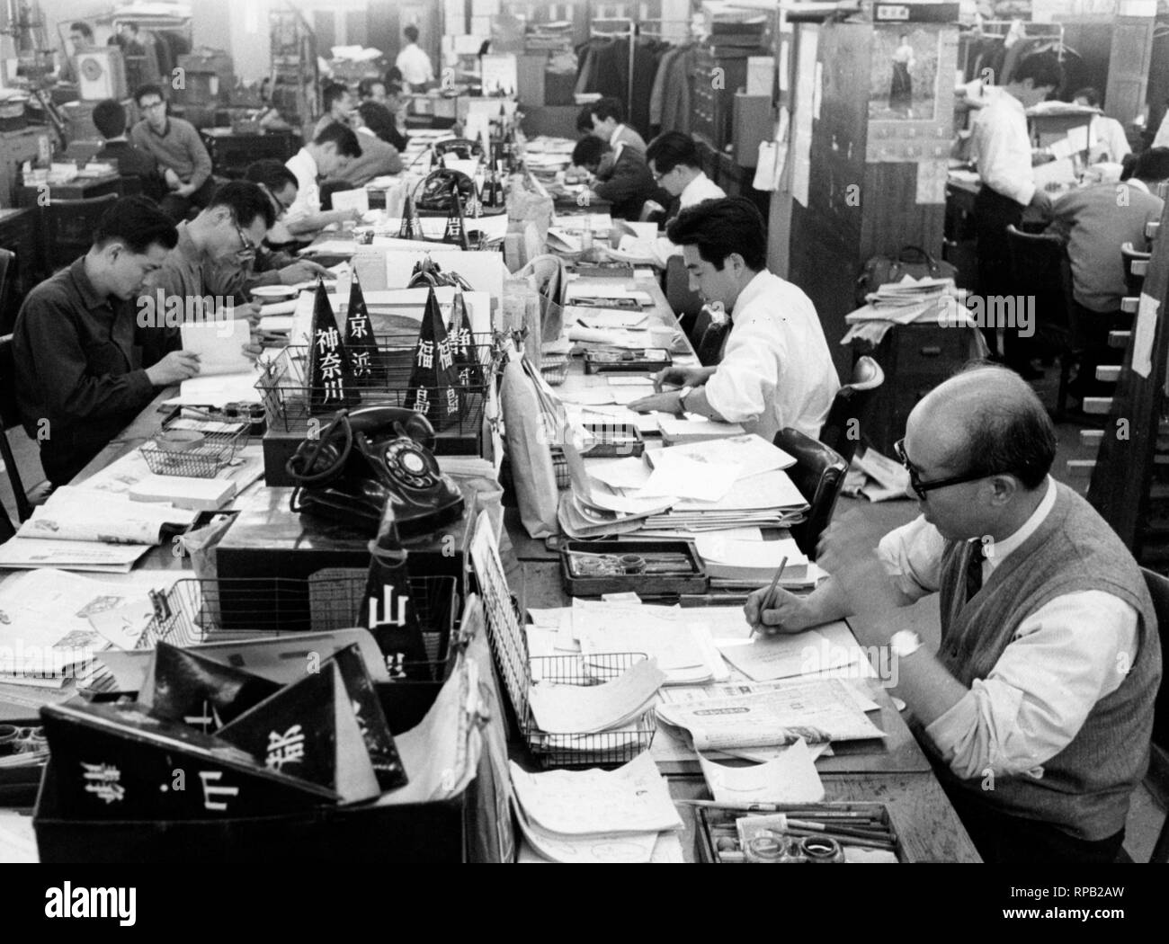 Japan, Tokio, Schreiben mit Journalisten bei der Arbeit, 1950-60 Stockfoto