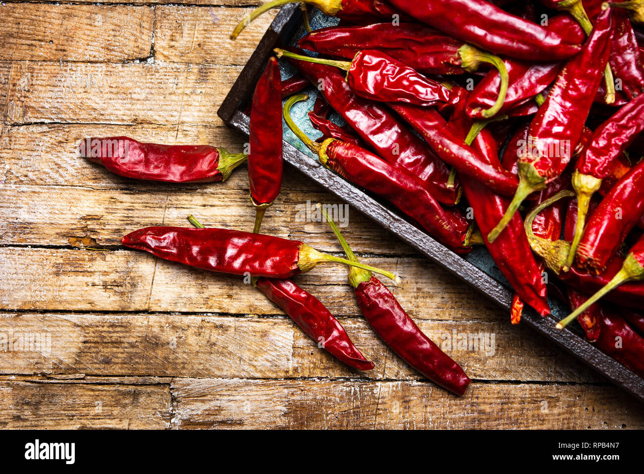 Getrocknete rote Paprika auf einem urigen Tabelle Ansicht von oben Stockfoto