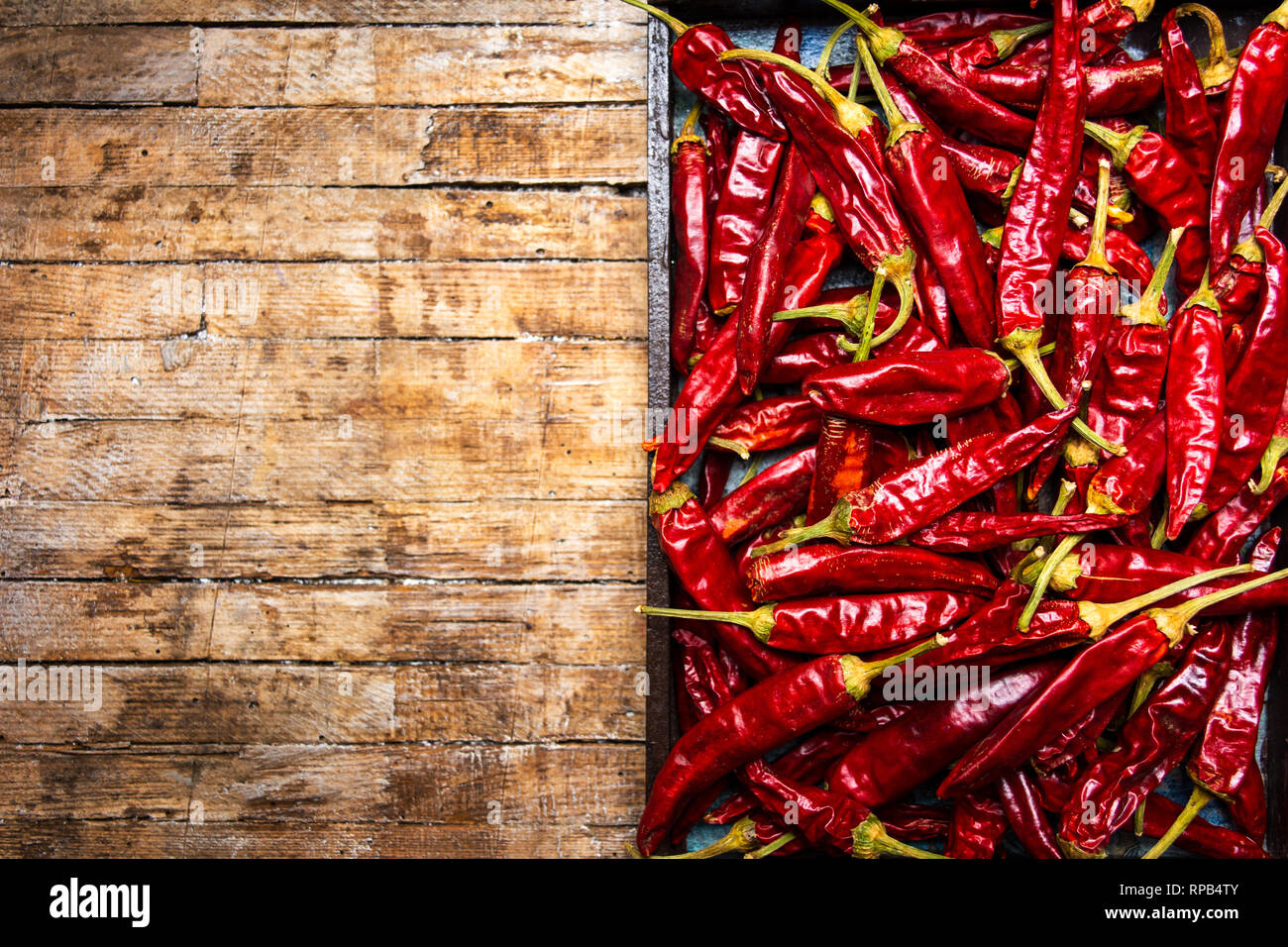 Getrocknete rote Paprika auf einem urigen Tabelle Ansicht von oben Stockfoto