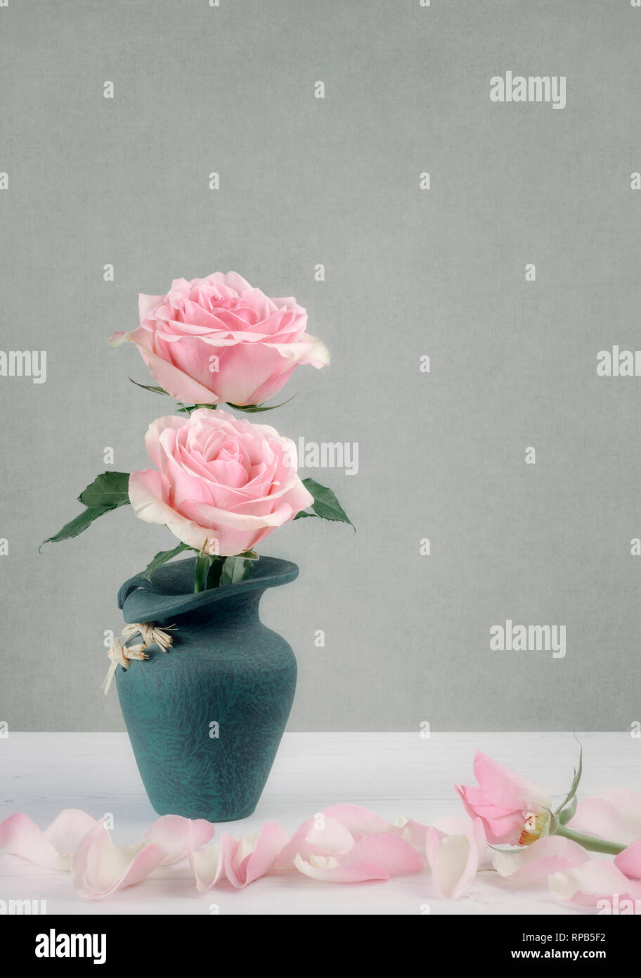 Zwei Rosen in Grün vase blumen Still Life Stockfoto