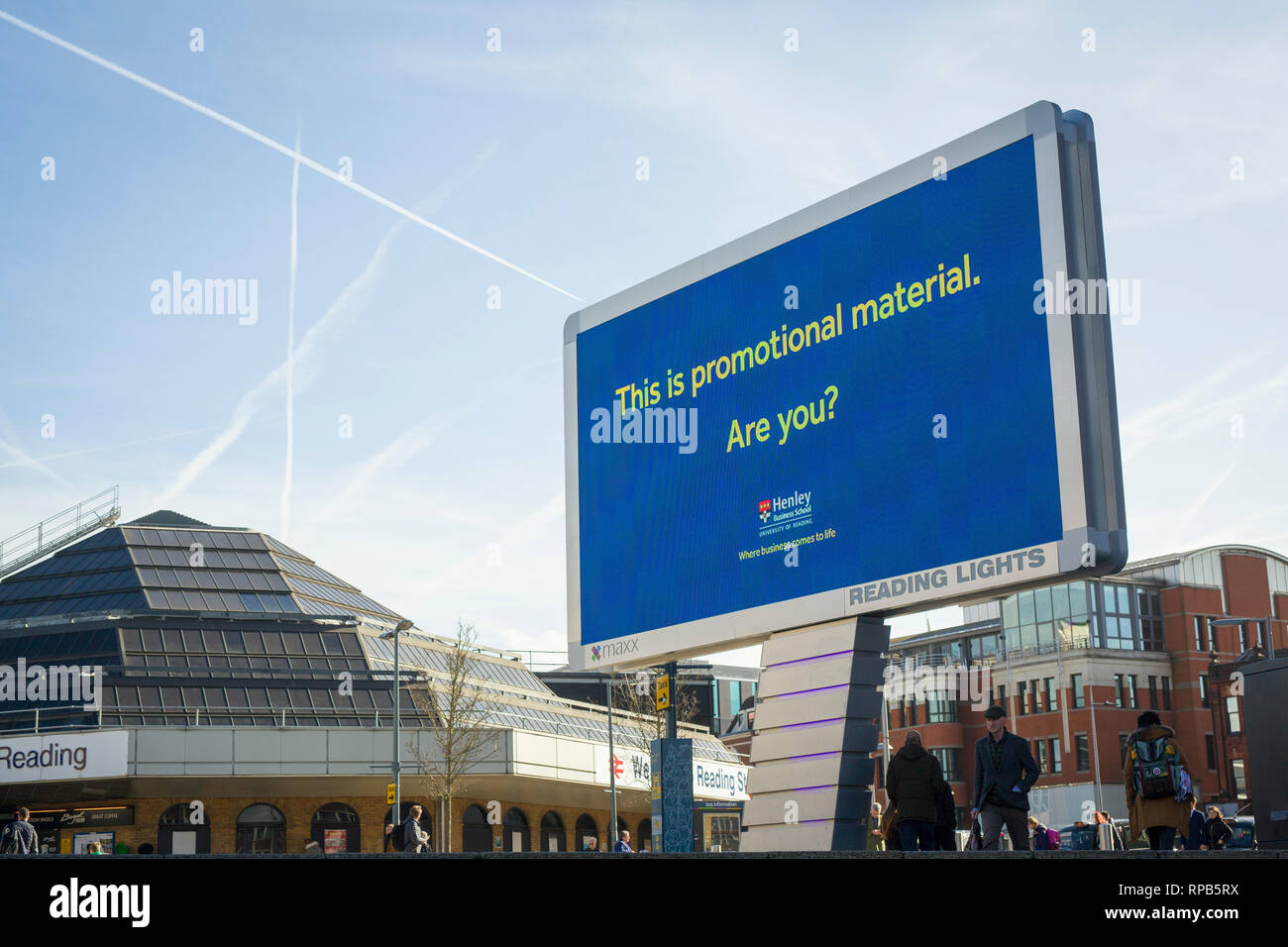 Eine riesige neue beleuchtete LED-Werbung Anzeige außerhalb Bahnhof Reading, Berkshire. Stockfoto