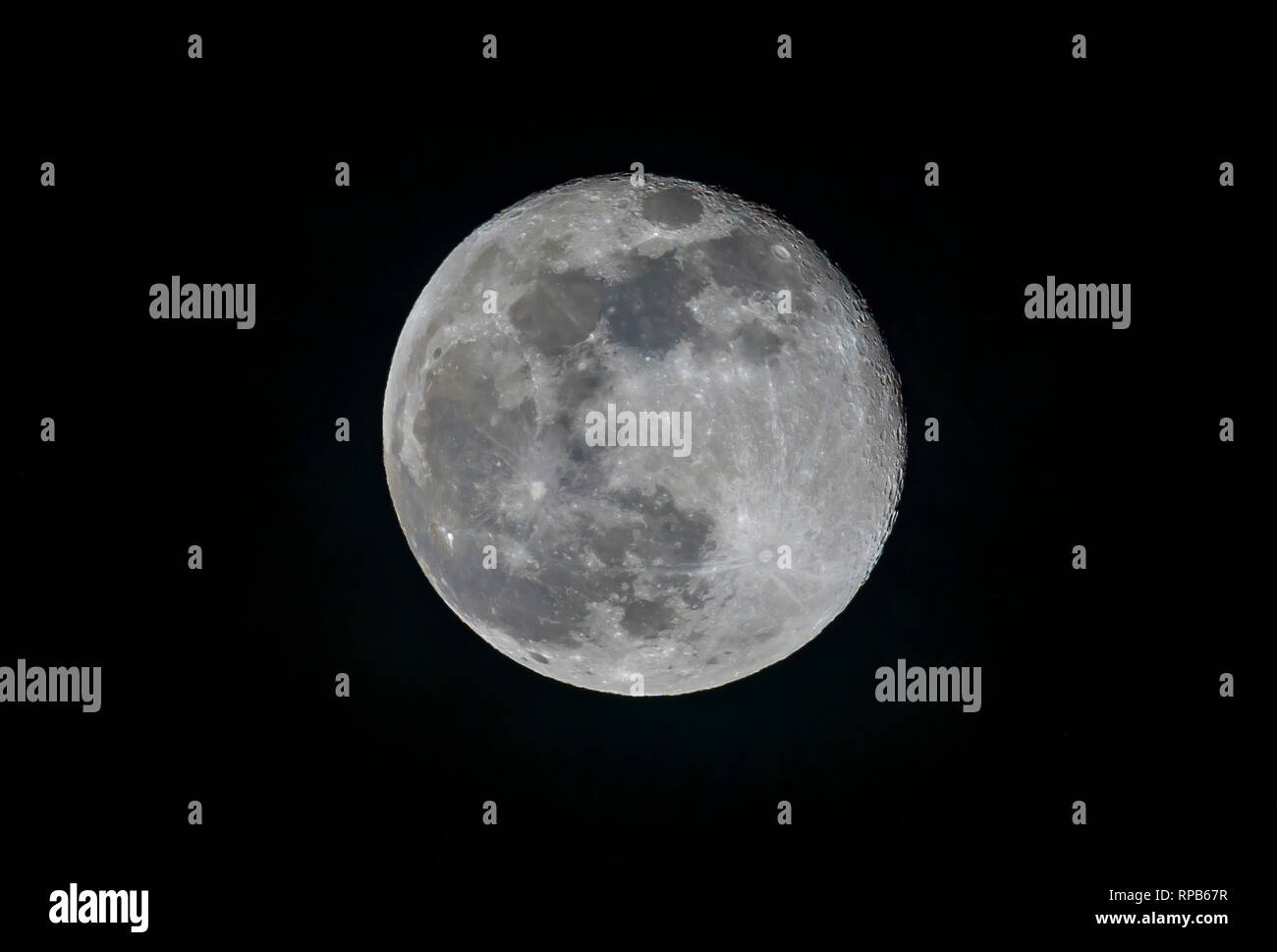 Himmelskörper im Himmel: Abnehmender Mond gibbous (einen Tag nach Vollmond) in den Nachthimmel von Surrey gesehen, South East England, Großbritannien Stockfoto