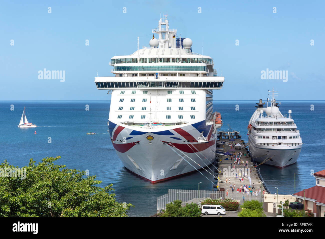 P&O 'Britannia' und 'Star Wndstar Stolz' Kreuzfahrtschiffe im Hafen von St. George's, Grenada, Kleine Antillen, Karibik Stockfoto