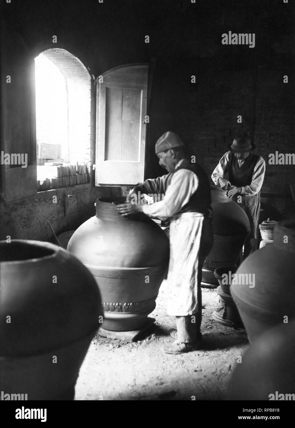 Italien, Toskana, Florenz, die Töpfer bei der Arbeit, 1920-30 Stockfoto