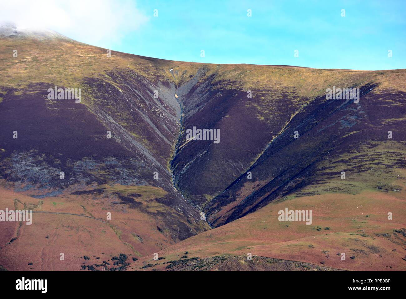 Wasser fließt nach unten ab Skiddaw, Keswick, Lake District, Cumbria, England, Großbritannien Stockfoto