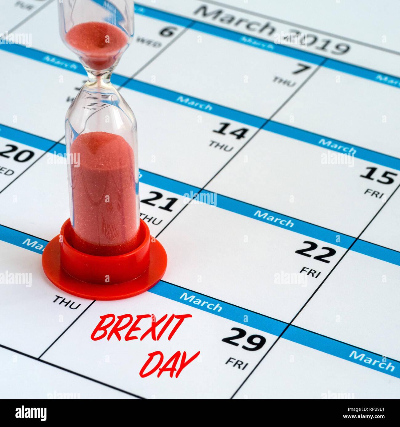 Konzept Bild der Zeit läuft heraus, oder läuft die Uhr Brexit Tag der Frist am 29. März 2019 von einem Kalender und Sanduhr Timer angezeigt. Stockfoto