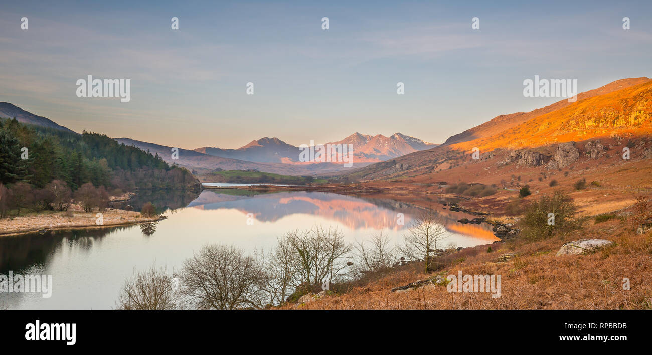 Malerische Aussicht auf Snowdon Horseshoe Berge bei Sonnenaufgang, spiegelt sich in stillem Seenwasser von Llynau Mymbyr, Snowdonia National Park, North Wales, UK. Stockfoto