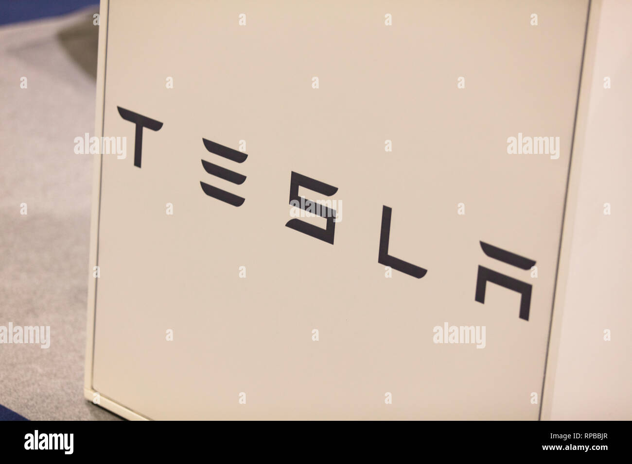 LONDON, UK, 15. Februar 2019: Tesla Automarke auf der Classic Car Show Stockfoto