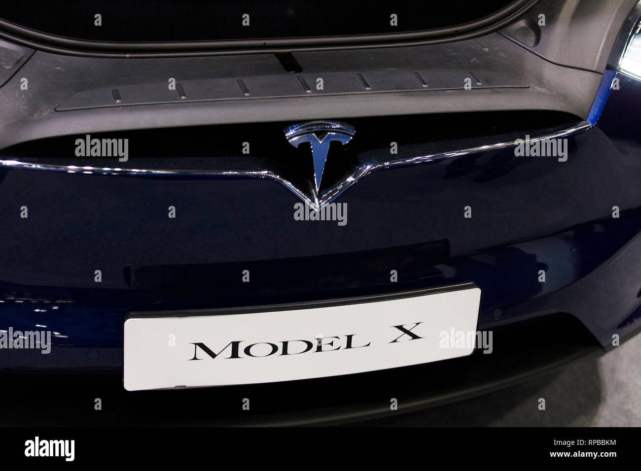 LONDON, UK, 15. Februar 2019: Nahaufnahme eines Tesla auto Abzeichen an einem Auto Show Stockfoto