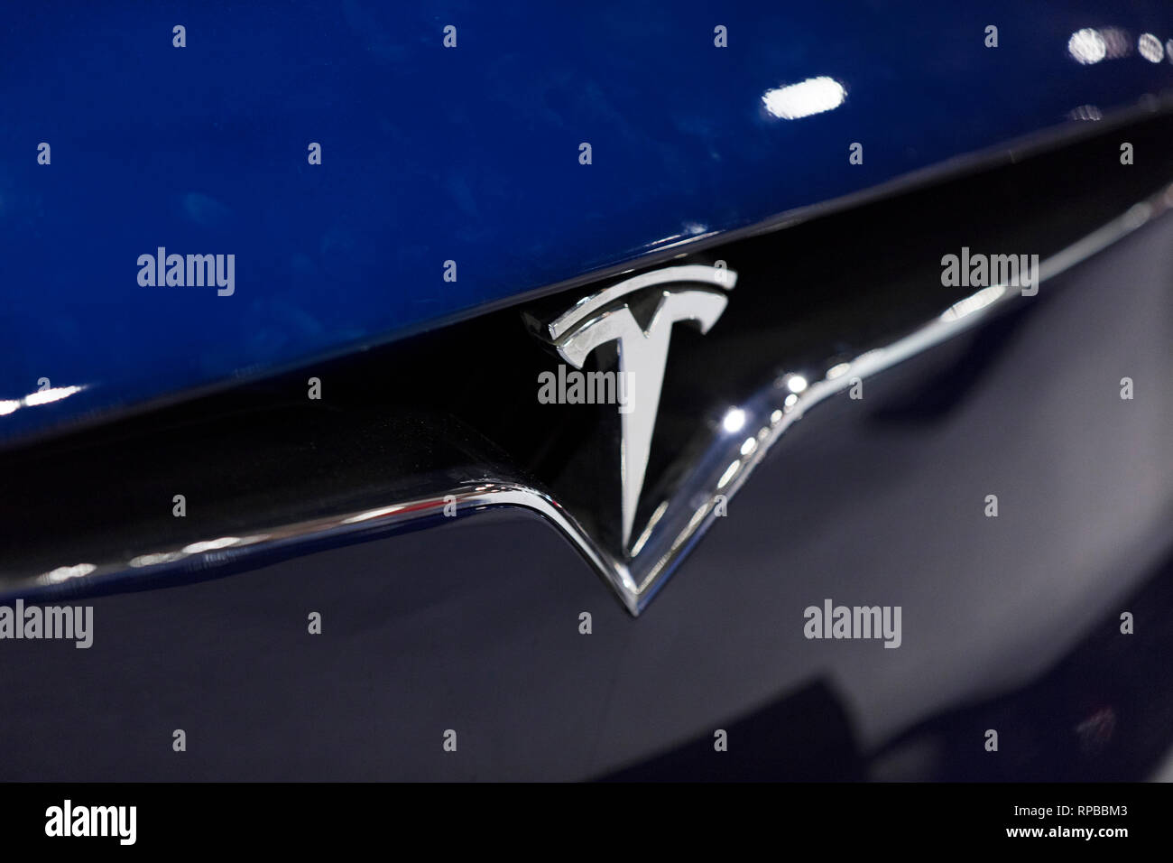 LONDON, UK, 15. Februar 2019: Nahaufnahme eines Tesla auto Abzeichen an einem Auto Show Stockfoto