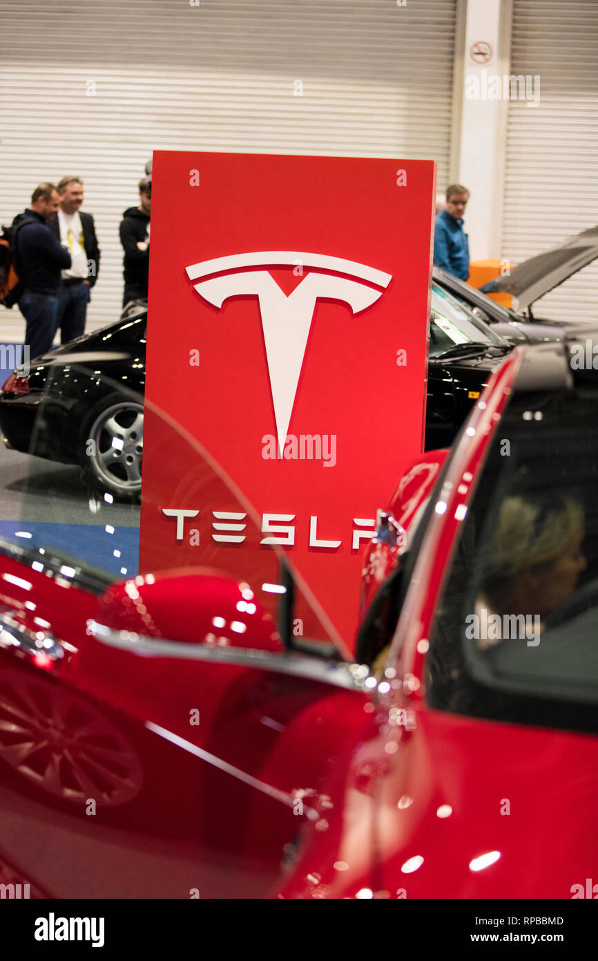 LONDON, UK, 15. Februar 2019: Tesla Automarke auf der Classic Car Show Stockfoto