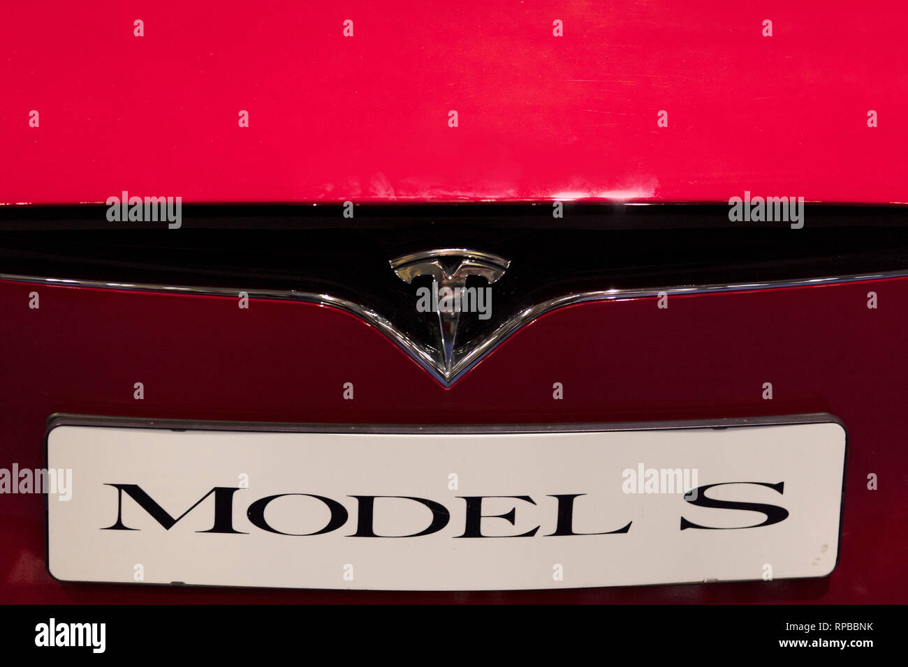 LONDON, UK, 15. Februar 2019: Nahaufnahme eines Tesla auto Abzeichen an einem Auto Show Stockfoto