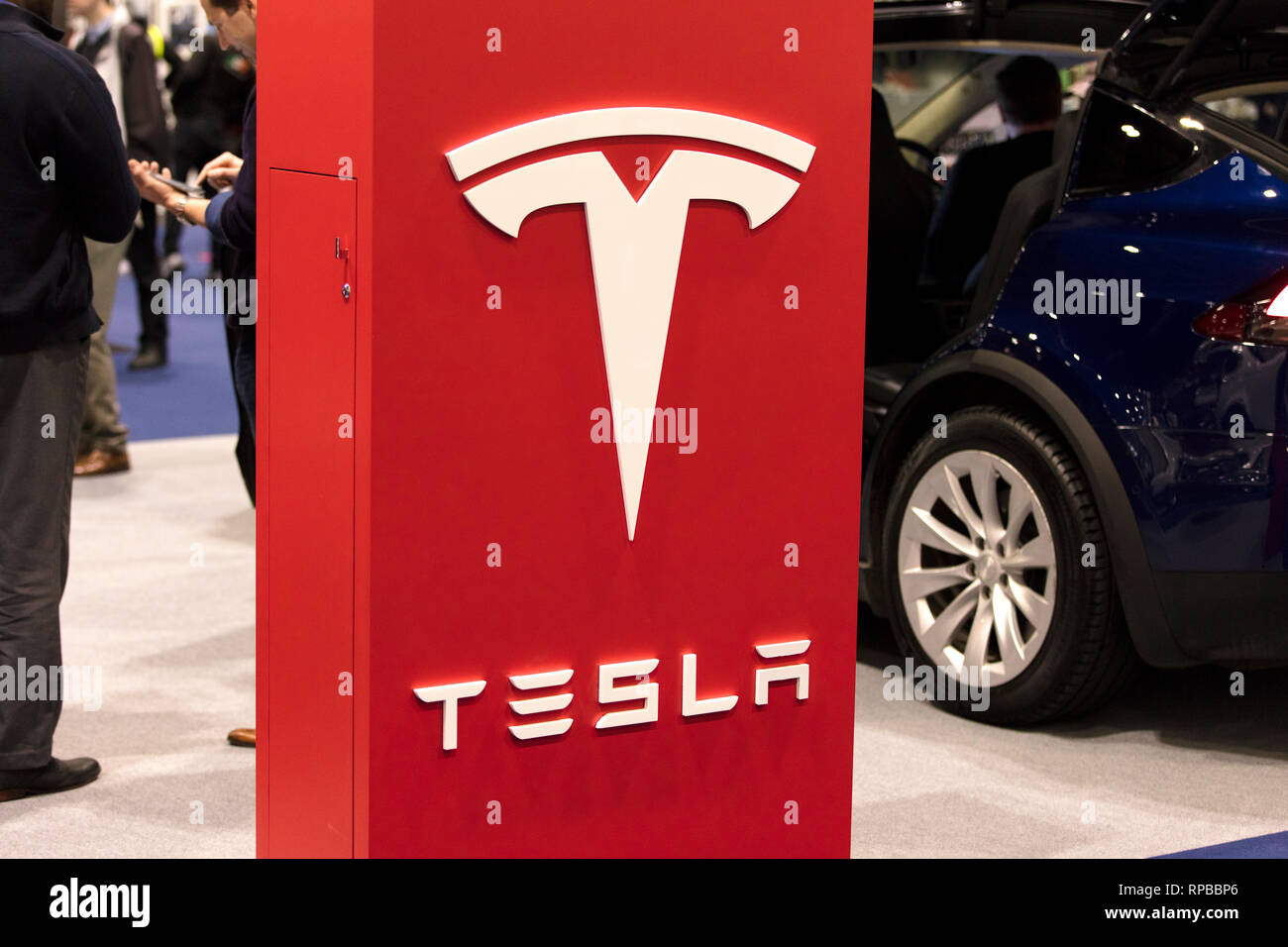 LONDON, UK, 15. Februar 2019: Tesla Automarke auf der Classic Car Show Stockfoto