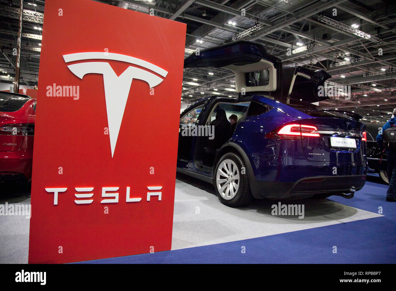 LONDON, UK, 15. Februar 2019: Tesla Automarke auf der Classic Car Show Stockfoto