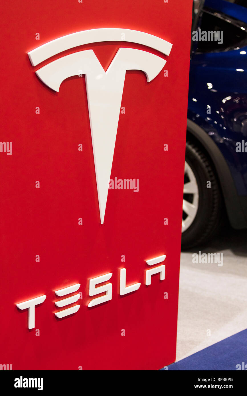 LONDON, UK, 15. Februar 2019: Tesla Automarke auf der Classic Car Show Stockfoto