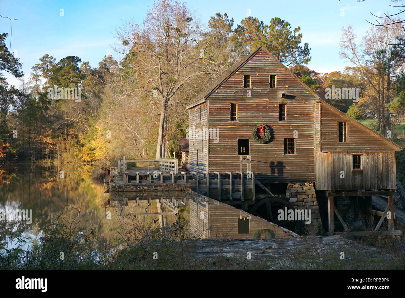 Alte Mühle mit holiday Kranz. Yates Mühle in Raleigh, North Carolina Stockfoto