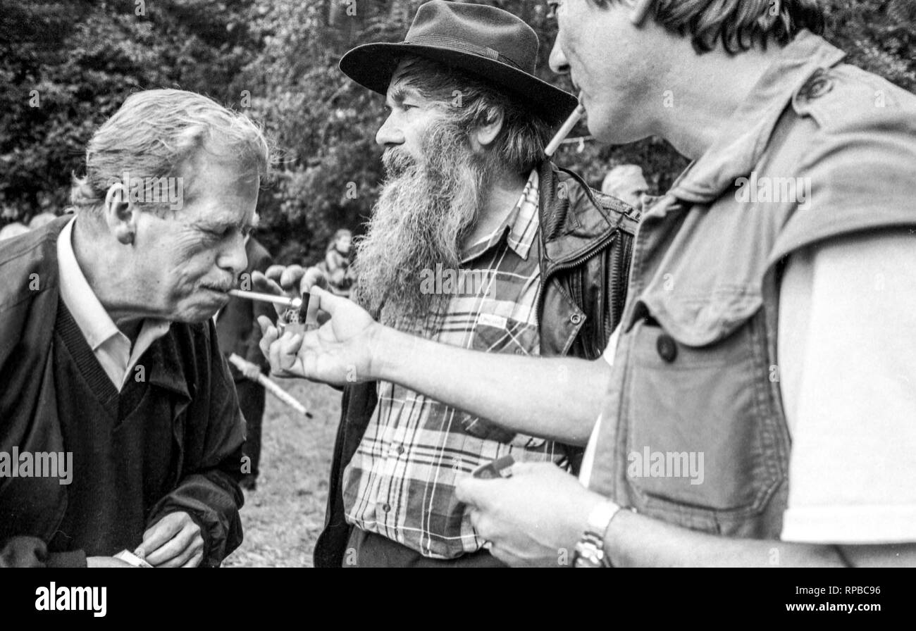Vaclav Havel rauchen Zigarette, 1996, Hradecek, Tschechische Republik Stockfoto