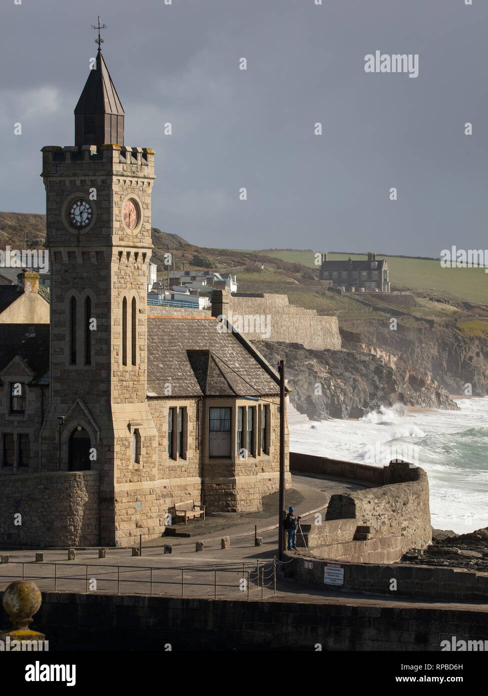 Die porthleven Institut Gebäude mit der markanten 70 ft Clock Tower. Durch meine und Fabrikanten William Bickford-Smith im Jahre 1884 als ein wissenschaftlicher gebaut Stockfoto