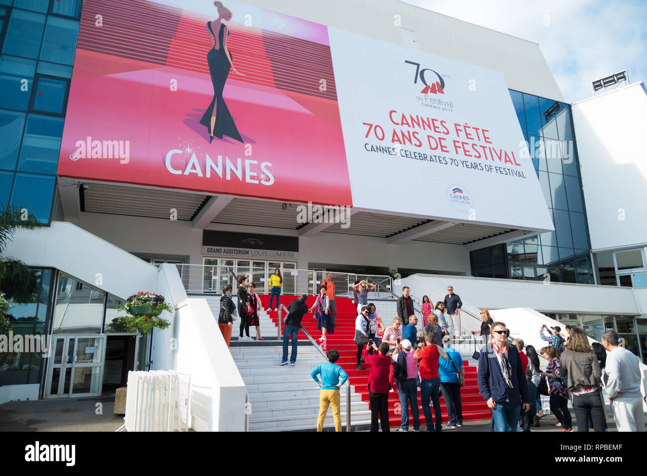 CANNES, Frankreich - 26. OKTOBER 2017: Touristen, die Bilder auf dem berühmten roten Teppich Treppe des Grand Auditorium Louis Lumiere Stockfoto