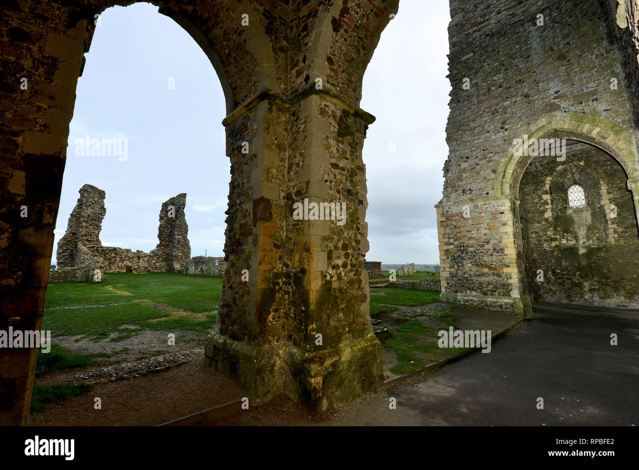 Reculver Abbey, Herne Bay, Kent. St Mary's church Ruinen bei Sonnenuntergang. Stockfoto