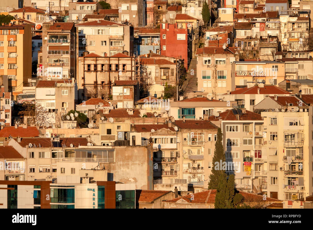 Blick auf die Gebäude auf dem Hügel von Izmir, Türkei Stockfoto
