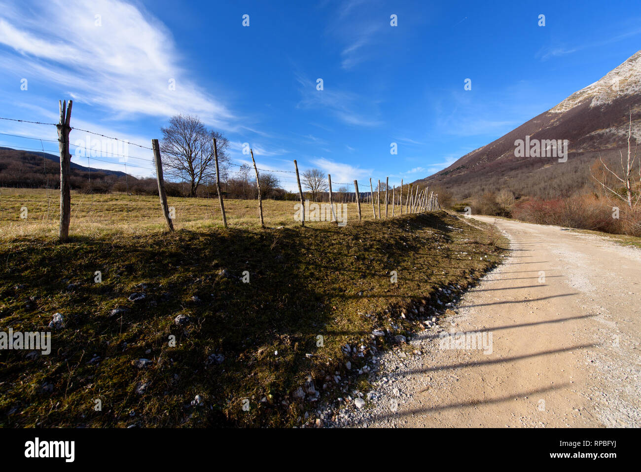 Stacheldraht zaun in der Landschaft Stockfoto