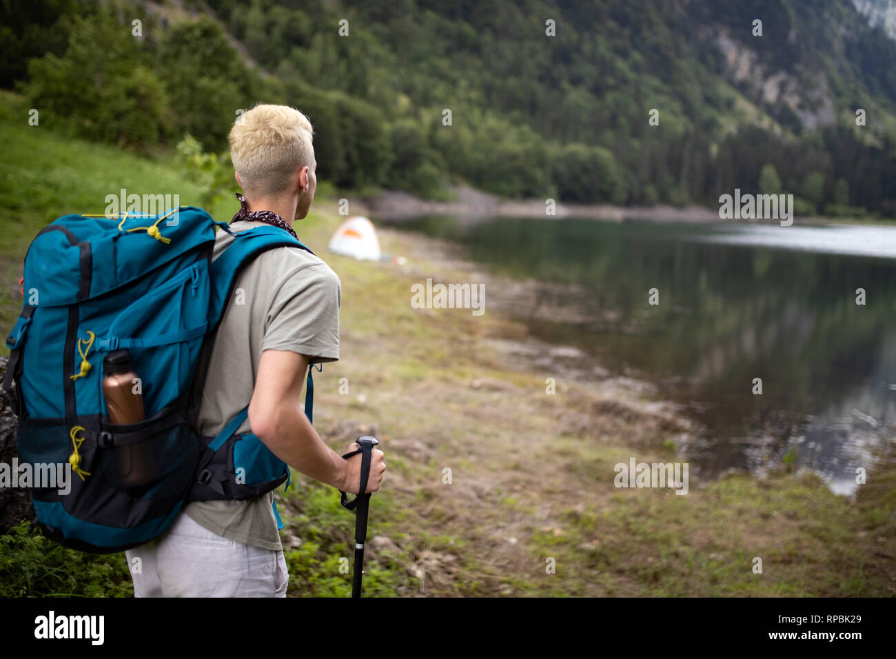 Junger Mann reisen mit Rucksack wandern in den Bergen Stockfoto