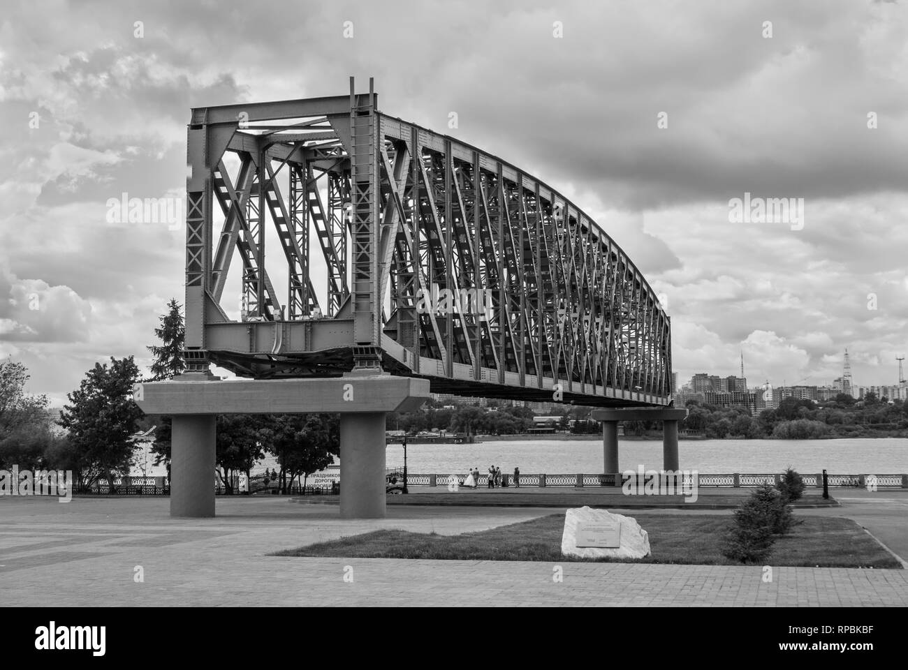 Nowosibirsk, Russland - 28. Juni 2013: Der Teil der Eisenbahnbrücke über die Gasse "120 Jahre der Transsib'. Die Schwarz-Weiß-Fotografie. Stockfoto