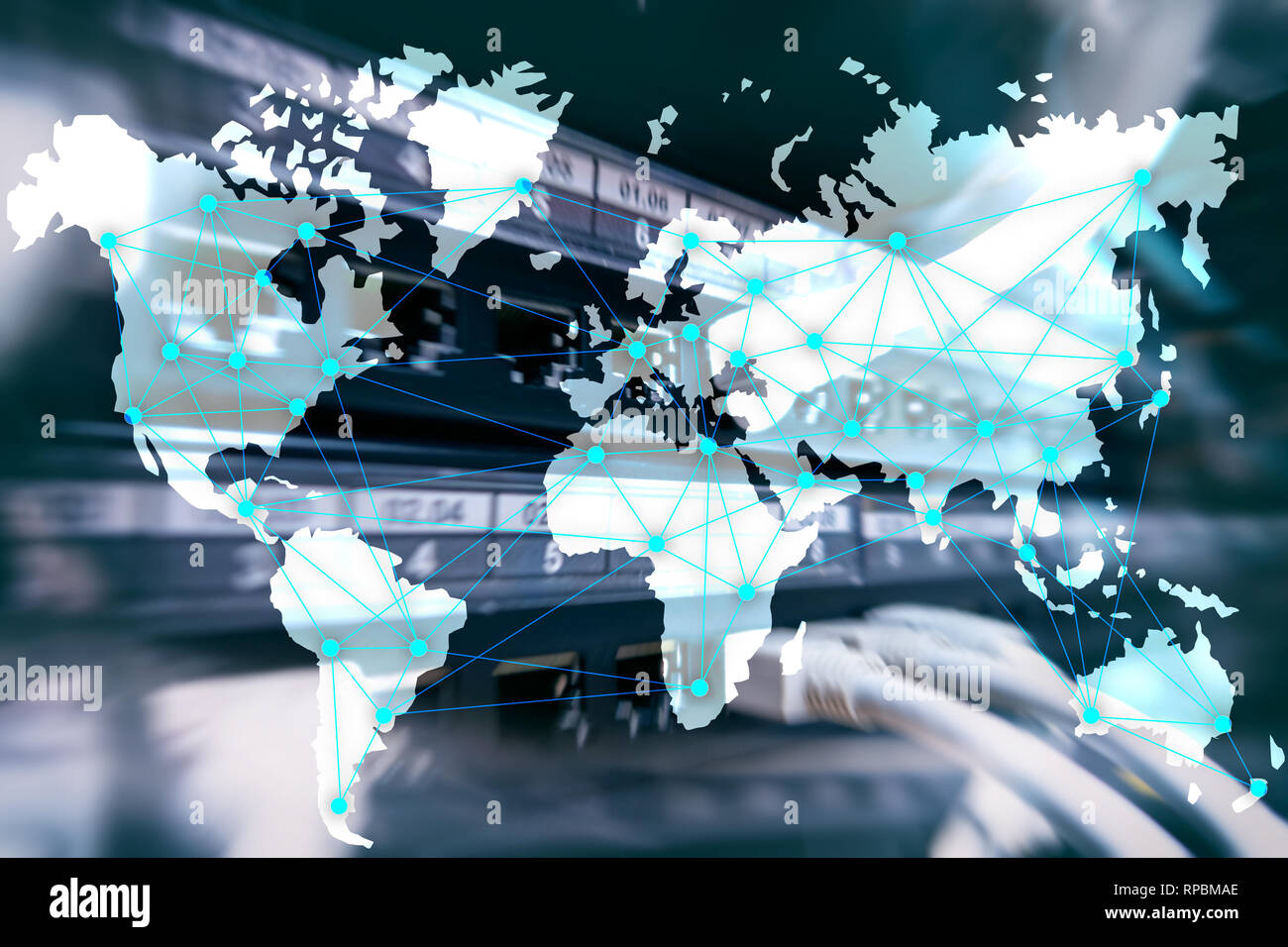 Internet und Telekommunikation Konzept mit Weltkarte auf serverraum Hintergrund. Stockfoto